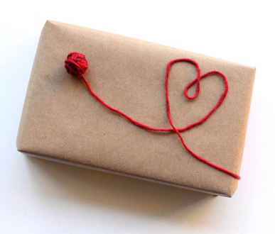 decorare pacchetto regalo con filo di lana
